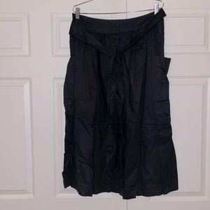NWT Gap mid-length skirt with deep side pockets, tie belt - Size 14.